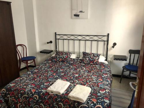 Un dormitorio con una cama con dos toallas encima. en Apartamento Playa Nueva, en Santa Cruz de la Palma