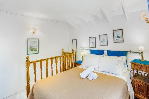 a bedroom with a bed with two towels on it at Loft Costero with Parking Wifi View & TV in Viña del Mar