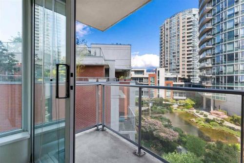 バンクーバーにあるBeautiful 1 BR in the Heart of Downtown: Parking, Pool & Gymのギャラリーの写真