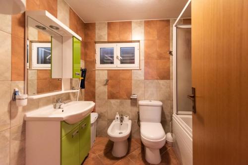 Kúpeľňa v ubytovaní Apartment in Vinišce with Balcony, Air condition, WIFI, Washing machine (4753-7)