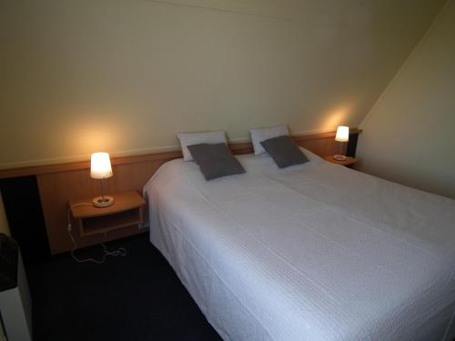 Postel nebo postele na pokoji v ubytování Hollumerduinen