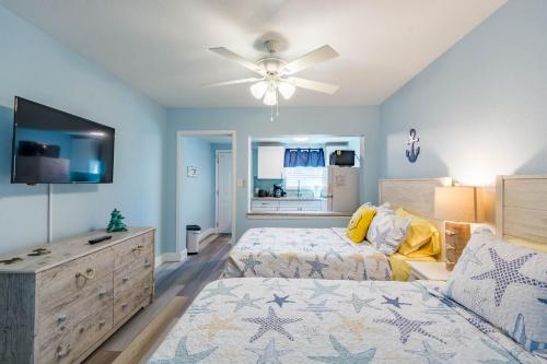 セント・ピート・ビーチにあるUpham Beach Innのベッド2台と薄型テレビ付きのベッドルーム