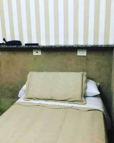 Una cama o camas en una habitación de Patri Hotel