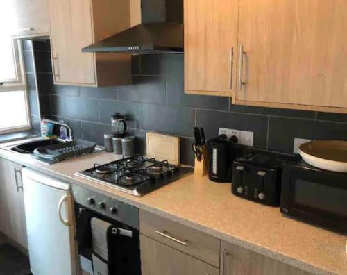 Η κουζίνα ή μικρή κουζίνα στο 4 Bedroom House with 7 Beds and 2 Bathrooms by NEC-HS2-Available for Contractors, Families and Extended FlexibleStays