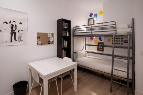 マドリードにあるStylish 2 Bedroom Apartment in the Heart of Madridのベッドルーム1室(二段ベッド1組、テーブル、デスク付)