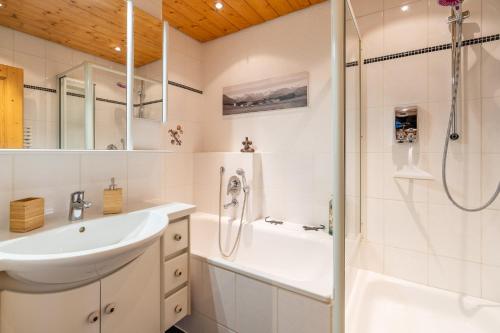 ein weißes Bad mit einem Waschbecken und einer Dusche in der Unterkunft Mein Lieblingsort in Burgberg