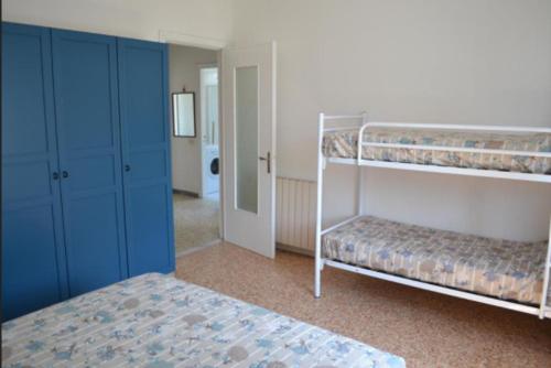 - une chambre avec 2 lits superposés et une armoire bleue dans l'établissement Appartamento 5, à Ameglia