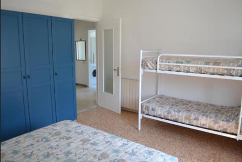 a bedroom with two bunk beds and a blue cabinet at Appartamento 5 in Ameglia