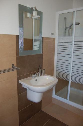 een badkamer met een wastafel en een douche bij Apartamento a 10 metros da praia de Albufeira in Albufeira