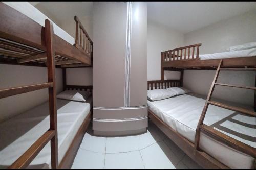 a couple of bunk beds in a small room at Flats family in Gravatá