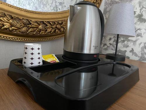 Příslušenství pro přípravu čaje a kávy v ubytování Özdemir Otel
