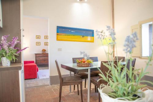 a dining room with a table and some plants at Tenuta di Poggio Cavallo in Istia dʼOmbrone
