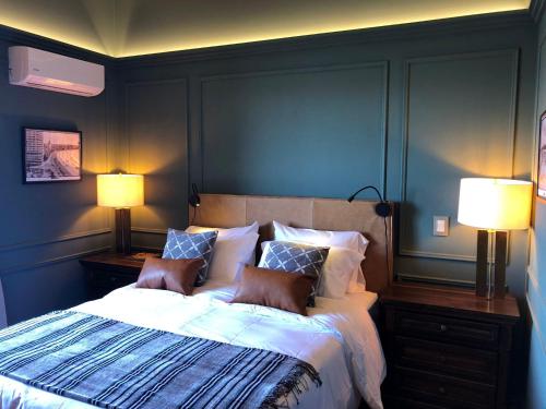 1 dormitorio con 1 cama con 2 lámparas en Rambla Montevideo, en Montevideo