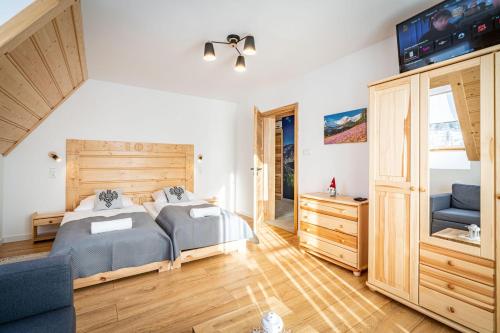 Un pat sau paturi într-o cameră la Aparteo Apartament Pod Wierchem