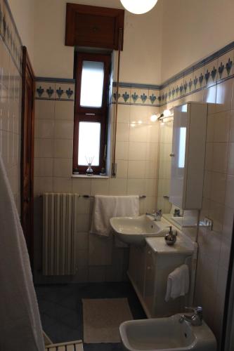 a bathroom with a sink and a toilet at Casa Prunilla in Sarno