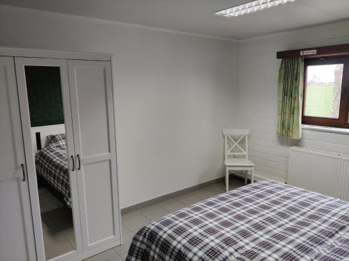 Ένα ή περισσότερα κρεβάτια σε δωμάτιο στο Vakantiehuis De Maretak vlakbij Brugge & de kust