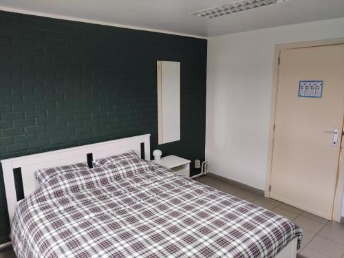 Ένα ή περισσότερα κρεβάτια σε δωμάτιο στο Vakantiehuis De Maretak vlakbij Brugge & de kust