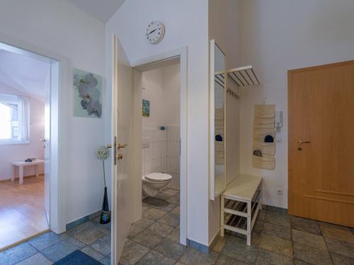 une salle de bain avec toilettes et lavabo dans l'établissement Ski-in, Ski-out by Apartment Managers, à Kirchberg in Tirol