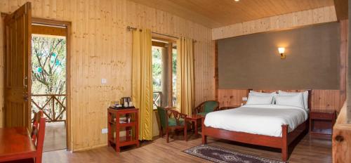 Un pat sau paturi într-o cameră la ShivAdya Tirthan - Tirthan Valley