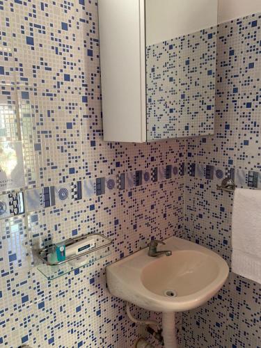a bathroom with a sink and a mirror at Hotel Pedernales Italia Republica Dominicana in Pedernales