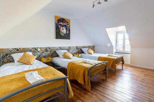 Pokój z 2 łóżkami i kanapą w obiekcie Gîte le Couderc w mieście Gabriac