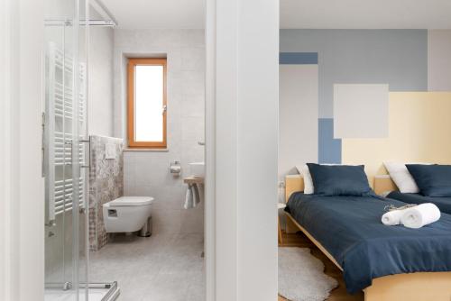 a bedroom with a bed and a bathroom at Vitis Apartment Istra in Tinjan