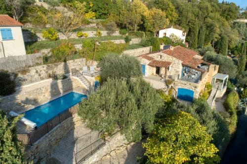 une vue aérienne d'une maison avec piscine dans l'établissement Villa Olivia, à Montauroux