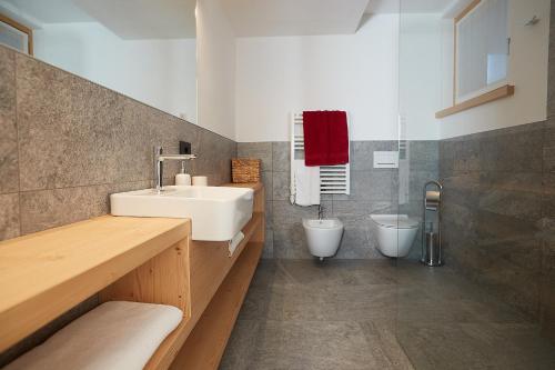 ボルミオにあるAl Bait Rossの洗面台とトイレ付きのバスルーム