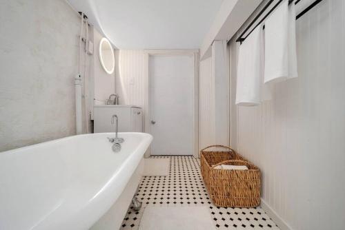 Ένα μπάνιο στο Cozy Pittsburgh Home with King Beds - short drive to all