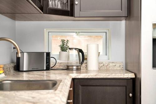 Η κουζίνα ή μικρή κουζίνα στο Cozy Pittsburgh Home with King Beds - short drive to all
