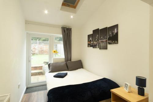 1 dormitorio con cama y ventana en Dorchester House, en Coventry