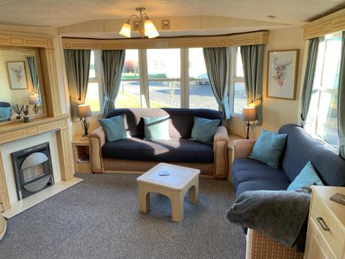 Ruang duduk di Lovely Static Holiday Caravan near Whithorn
