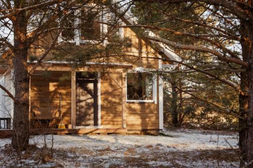 a tiny house with a window and trees at Zielony domek nad Marychą w Budwieć in Stanowisko