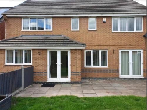 Stunning 4-Bed House in Walsall