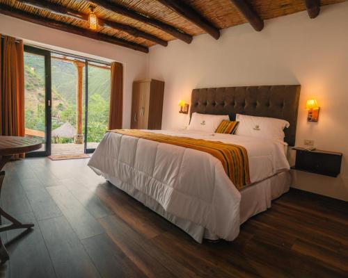 Łóżko lub łóżka w pokoju w obiekcie Utcubamba River Lodge