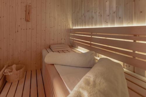 a sauna with two beds in a wooden room at Kuća za odmor Rukova Hiža in Donja Stubica