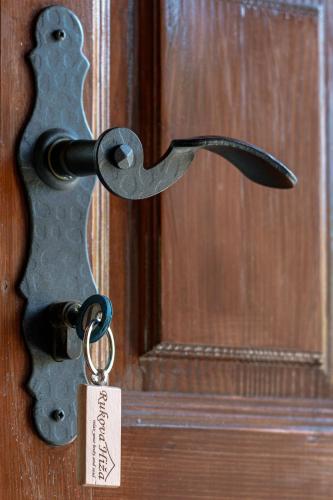 a metal door latch with a tag on it at Kuća za odmor Rukova Hiža in Donja Stubica
