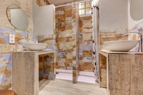 Un baño con dos lavabos y una ducha. en Sweet Home Salamanca, en Salamanca