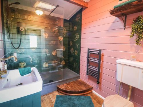 uma casa de banho com uma banheira, um lavatório e um WC. em Westfield Lodge em York