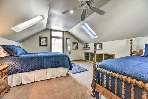 Säng eller sängar i ett rum på Homey Lakefront Hideaway with 2 Decks and Dock!