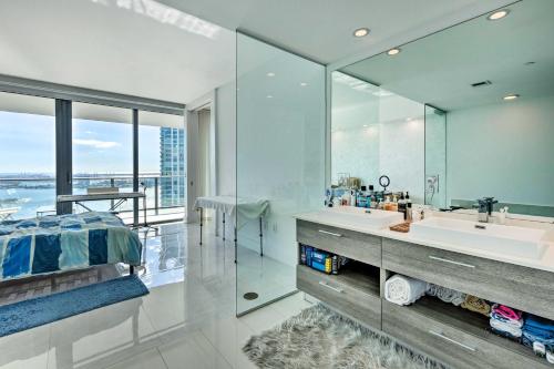 Een badkamer bij Luxe Miami Condo with Community Pool and Hot Tub!