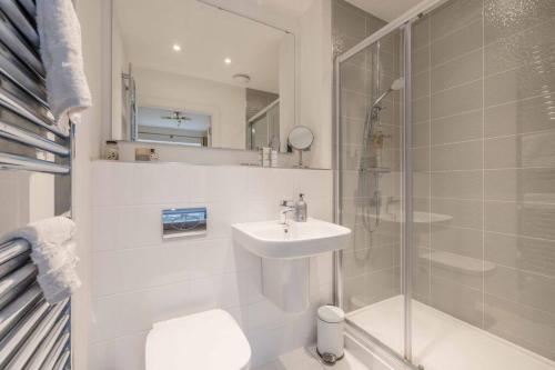 a bathroom with a toilet and a sink and a shower at STYLISH HOME @ VIRGINIA WATER LAKE & FREE PARKING in Englefield Green