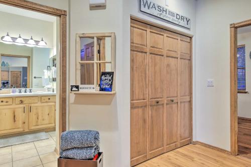 y baño con un gran armario de madera y un espejo. en 3 Mi to Golf Course Show Low Escape with Fire Pit, en Show Low