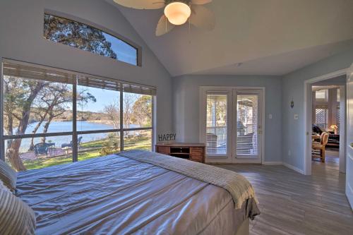 Ένα ή περισσότερα κρεβάτια σε δωμάτιο στο Lakefront Getaway with Boat Dock, Canoe, Grill!