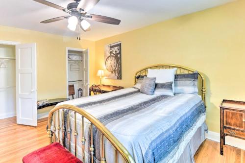 ボルチモアにあるBaltimore Home Less Than 2 Mi to Dtwn Towsonのベッドと天井扇風機のある寝室