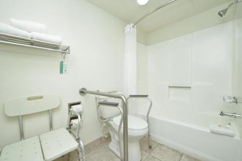 Koupelna v ubytování Quality Inn Parker
