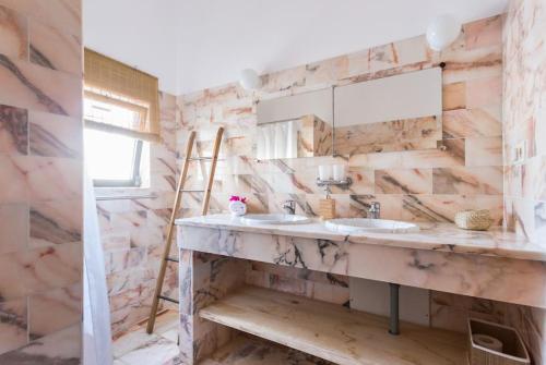 un bagno con lavandino e specchio di Ocean view beach villa a Budens