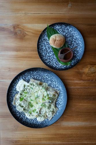Makanan di atau berdekatan hotel