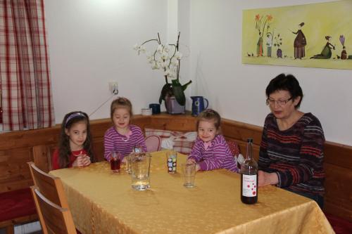 a woman and three children sitting at a table at Haus Resi in Staatz