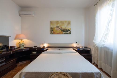 um quarto com uma cama, uma secretária e uma janela em Casa Biagiotti em Cortona
